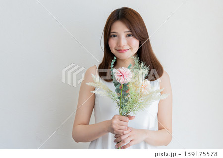 ナチュラルな女性が花束を持つポートレート・美容とライフスタイルイメージ ナチュラルな女性が花束を持つポートレート・美容とライフスタイルイメージ 139175578
