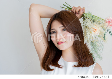 花束を持ちナチュラルに微笑む女性のビューティーポートレート 139175581