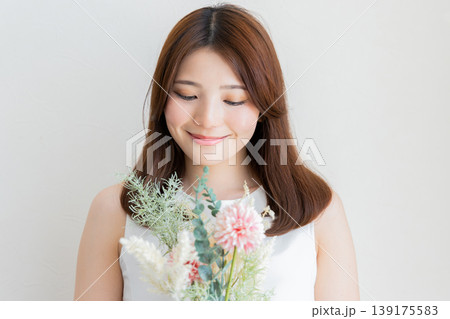ナチュラルな女性が花束を持つポートレート・美容とライフスタイルイメージ 139175583