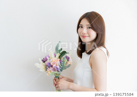 花束を持つナチュラルな女性の横向きポートレート・美容とライフスタイル 花束を持つナチュラルな女性の横向きポートレート・美容とライフスタイル 139175584