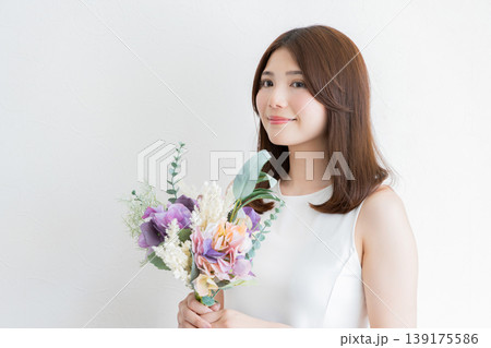 花束を持つナチュラルな女性の横向きポートレート・美容とライフスタイル 花束を持つナチュラルな女性の横向きポートレート・美容とライフスタイル 139175586