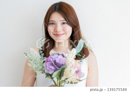 花束を持つナチュラルな女性のポートレート・美容とライフスタイル 花束を持つナチュラルな女性のポートレート・美容とライフスタイル 139175589