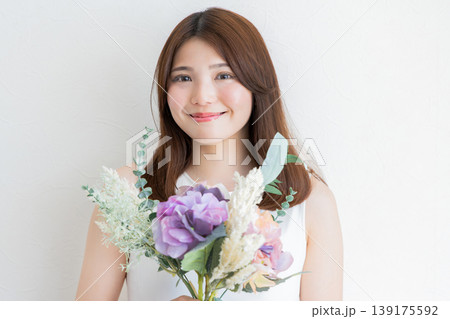 花束を持つナチュラルな女性のポートレート・美容とライフスタイル 139175592