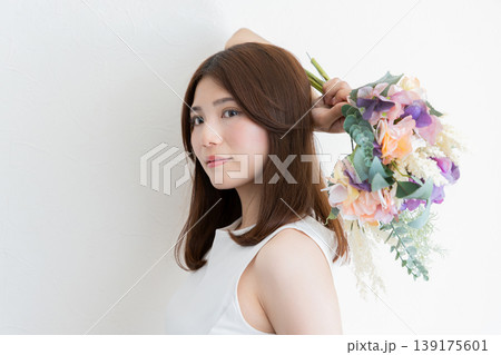 花束を持つナチュラルな女性の横向きポートレート・美容とライフスタイル 花束を持つナチュラルな女性の横向きポートレート・美容とライフスタイル 139175601
