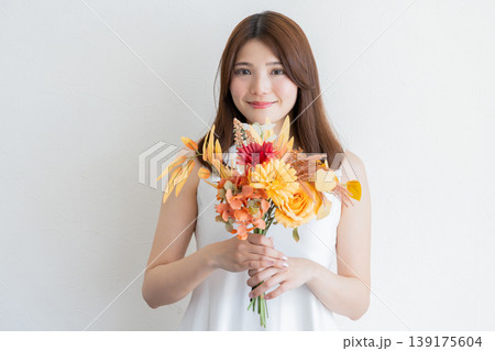 花束を持つナチュラルな女性のポートレート・美容とライフスタイル 139175604