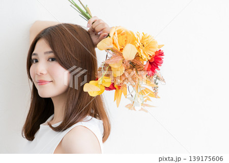 花束を持つナチュラルな女性の横向きポートレート・美容とライフスタイル 139175606