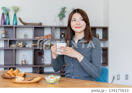 自宅で朝食とコーヒーを楽しむ女性のリラックスタイム 自宅で朝食とコーヒーを楽しむ女性のリラックスタイム 139175610