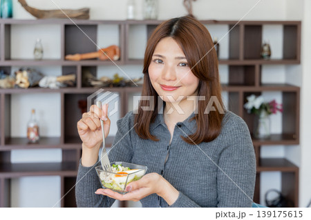 自宅でサラダを楽しむ健康志向の女性のライフスタイル 自宅でサラダを楽しむ健康志向の女性のライフスタイル 139175615