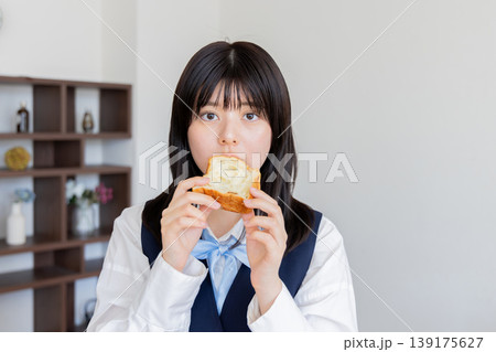 朝食にパンを食べる制服の若い女性・ナチュラルライフスタイル 139175627