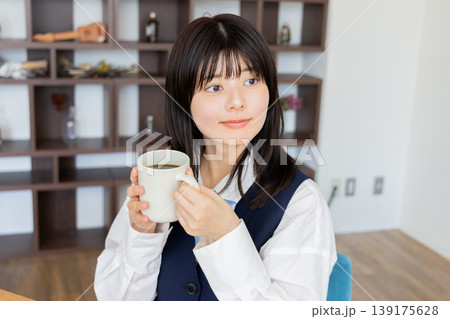 コーヒーを飲む制服の女子学生・リラックスした朝のひととき コーヒーを飲む制服の女子学生・リラックスした朝のひととき 139175628