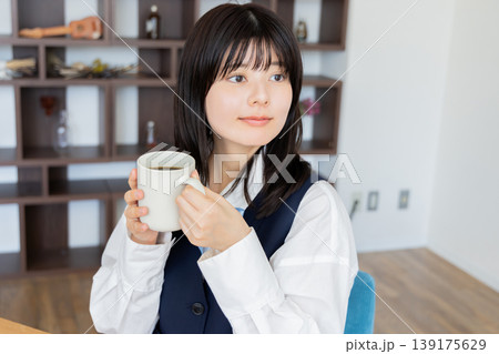 コーヒーを飲む制服の女子学生・リラックスした朝のひととき コーヒーを飲む制服の女子学生・リラックスした朝のひととき 139175629