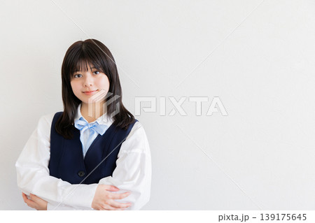 腕を組んで微笑む女子学生・自信と清潔感のポートレート（コピースペースあり） 139175645