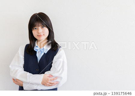 腕を組んで微笑む女子学生・自信と清潔感のポートレート(コピースペースあり) 腕を組んで微笑む女子学生・自信と清潔感のポートレート(コピースペースあり) 139175646