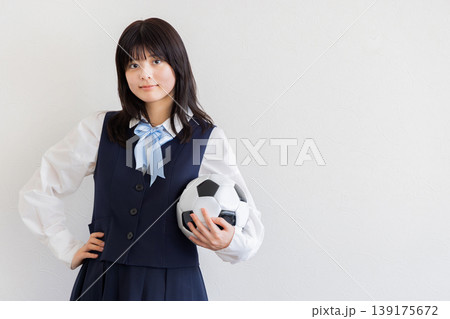 サッカーボールを持つ女子学生のポートレート・スポーツと自信のある表情 139175672