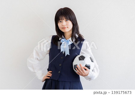 サッカーボールを持つ女子学生のポートレート・スポーツと自信のある表情 サッカーボールを持つ女子学生のポートレート・スポーツと自信のある表情 139175673