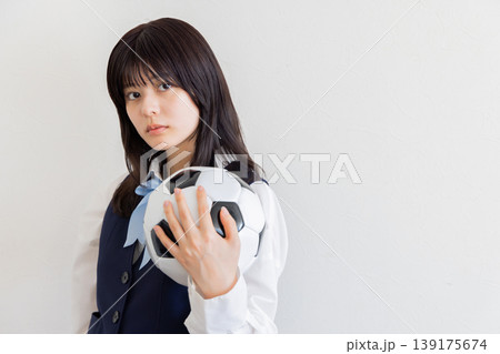 サッカーボールを持つ女子学生のポートレート・スポーツと自信のある表情 139175674
