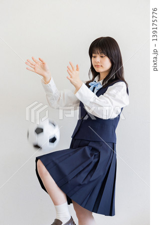 サッカーボールをリフティングする女子学生・スポーツと部活動のイメージ 139175776