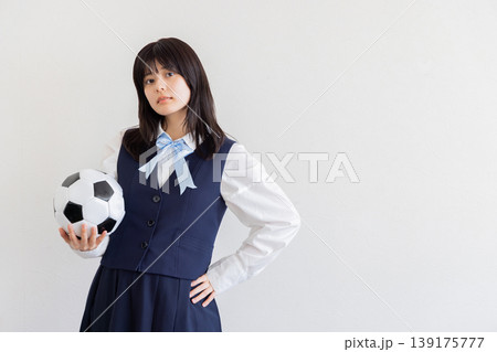 サッカーボールを持つ女子学生のポートレート・スポーツと自信のある表情 139175777