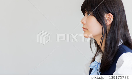 横顔で前を見つめる女子学生のシンプルポートレート 139175788