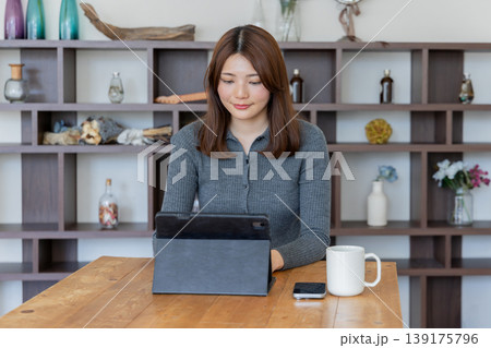 タブレットを使って作業する女性のポートレート（在宅ワーク・デスクワーク） 139175796