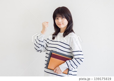 ガッツポーズする若い女性・成功とやる気のイメージ 139175819