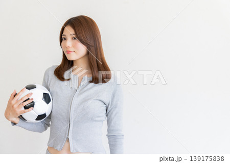 サッカーボールを持つ若い女性・スポーツと健康をイメージしたポートレート サッカーボールを持つ若い女性・スポーツと健康をイメージしたポートレート 139175838