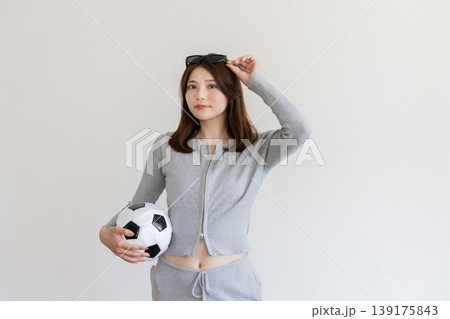 サッカーボールを持つ若い女性・スポーツと健康をイメージしたポートレート サッカーボールを持つ若い女性・スポーツと健康をイメージしたポートレート 139175843