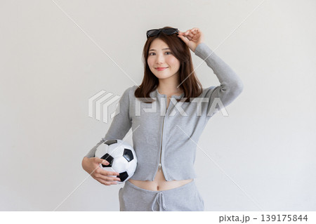 サッカーボールを持つ若い女性・スポーツと健康をイメージしたポートレート サッカーボールを持つ若い女性・スポーツと健康をイメージしたポートレート 139175844