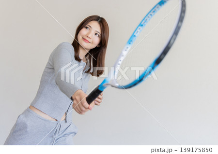 テニスラケットを構える若い女性・アクティブで健康的なスポーツイメージ テニスラケットを構える若い女性・アクティブで健康的なスポーツイメージ 139175850
