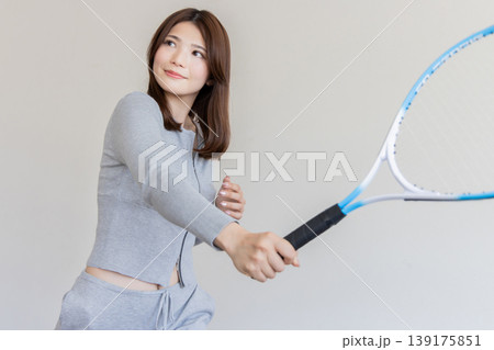 テニスラケットを構える若い女性・アクティブで健康的なスポーツイメージ テニスラケットを構える若い女性・アクティブで健康的なスポーツイメージ 139175851