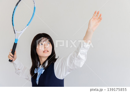 テニスラケットでサーブ動作をする女子高生 テニスラケットでサーブ動作をする女子高生 139175855