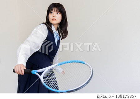 テニスラケットを構える女子高生 テニスラケットを構える女子高生 139175857