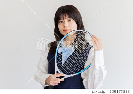 テニスラケットを持つ女子高生 139175858