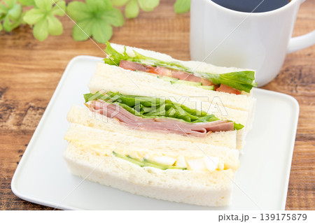 おいしいミックスサンドとコーヒーのモーニング おいしいミックスサンドとコーヒーのモーニング 139175879