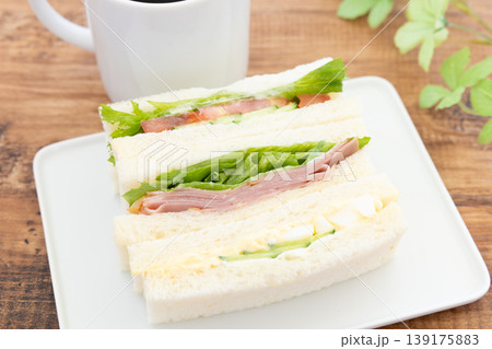 おいしいミックスサンドとコーヒーのモーニング おいしいミックスサンドとコーヒーのモーニング 139175883