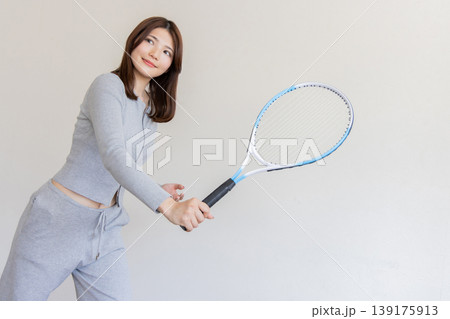 テニスラケットを構える若い女性・アクティブで健康的なスポーツイメージ 139175913