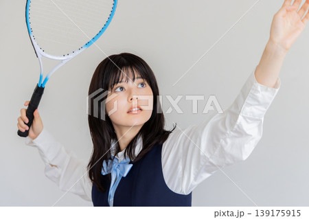 テニスラケットでサーブ動作をする女子高生 テニスラケットでサーブ動作をする女子高生 139175915