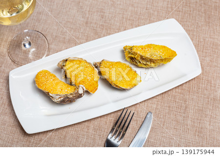 Oysters with cava sprinkled with salt. With glass of white wine Oysters with cava sprinkled with salt. With glass of white wine 139175944