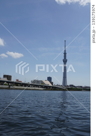 青空にそびえる東京スカイツリーと隅田川の水面 逆さスカイツリーの映り込み 青空にそびえる東京スカイツリーと隅田川の水面 逆さスカイツリーの映り込み 139175974