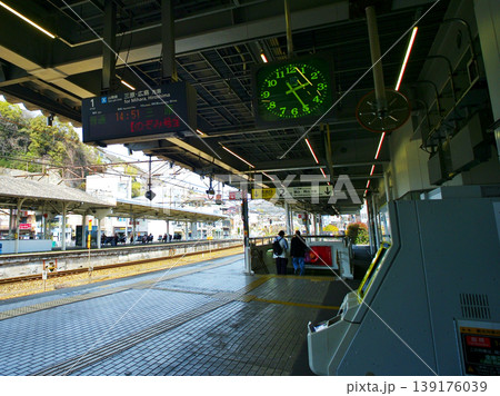 尾道駅のホームの趣ある情景 尾道駅のホームの趣ある情景 139176039