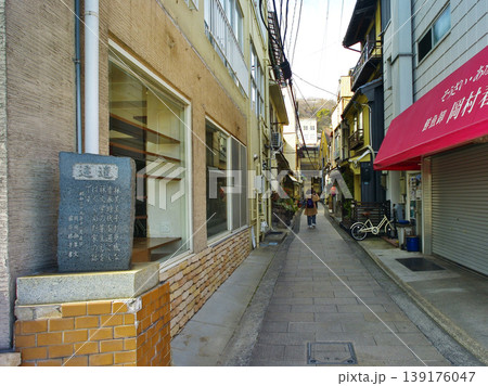 尾道駅前と商店街の趣ある情景 139176047