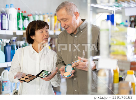 Couple man and woman choosing cosmetics in store Couple man and woman choosing cosmetics in store 139176162