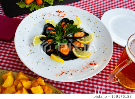 Steamed mussel served with lemon Steamed mussel served with lemon 139176188