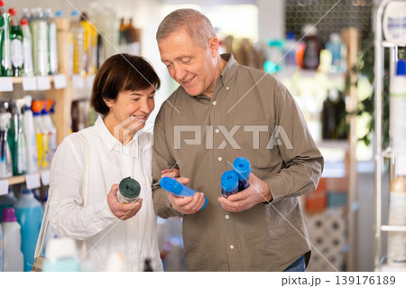 Husband and wife choose plastic garbage bags Husband and wife choose plastic garbage bags 139176189