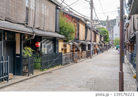 京都 祇園新橋(新橋通)伝統的建造物群保存地区 茶屋町様式の町家 京都 祇園新橋(新橋通)伝統的建造物群保存地区 茶屋町様式の町家 139176221