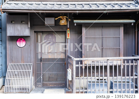 京都 祇園新橋(新橋通)伝統的建造物群保存地区 茶屋町様式の町家 京都 祇園新橋(新橋通)伝統的建造物群保存地区 茶屋町様式の町家 139176223