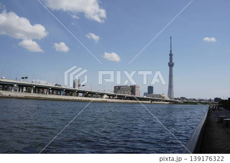 隅田川沿いから望む東京スカイツリーと首都高速 隅田川テラスの散策路と青空の風景 隅田川沿いから望む東京スカイツリーと首都高速 隅田川テラスの散策路と青空の風景 139176322