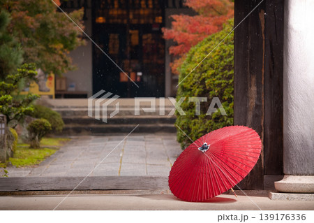 秋の紅葉に彩られた静かな日本庭園と寺院のイメージ 秋の紅葉に彩られた静かな日本庭園と寺院のイメージ 139176336
