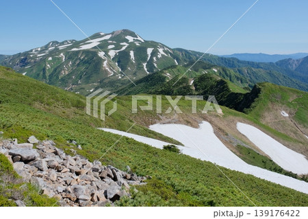 初夏の白山・残雪の雪渓と新緑の稜線が描く雄大な山岳景観 139176422