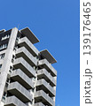 青空をバックにしたマンション 139176465